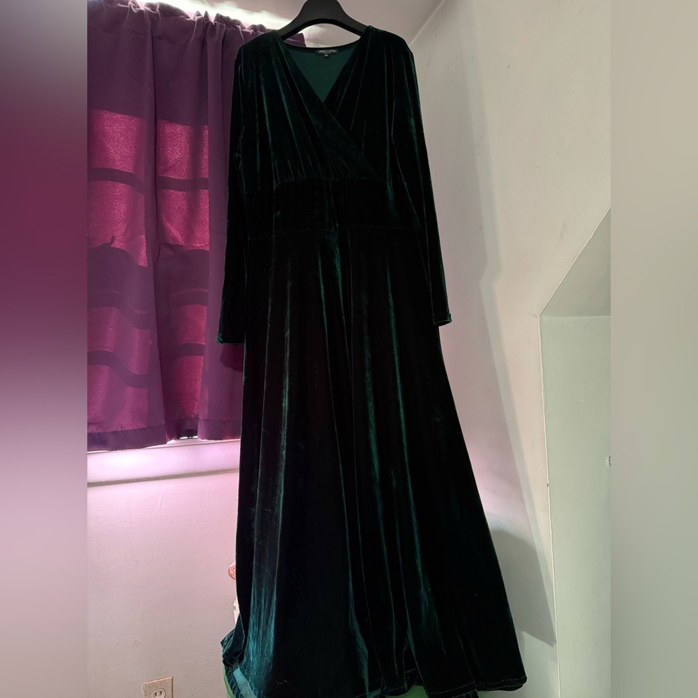 Elegant Dark Green Velvet Long Sleeve Maxi Dress